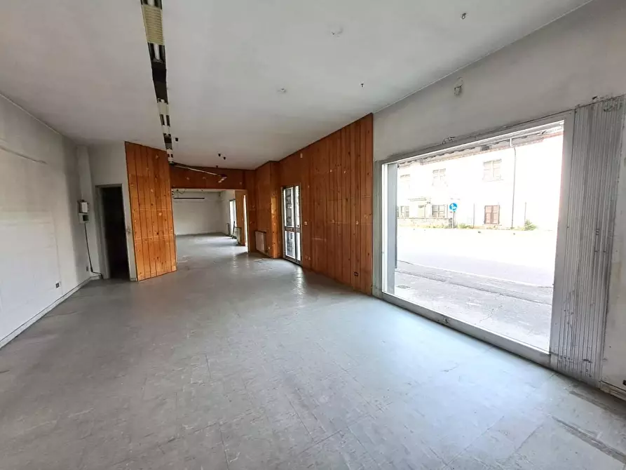 Immagine 2 di Locale commerciale in vendita  a Massa