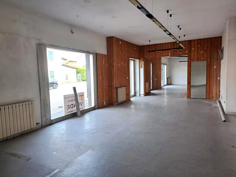 Immagine 6 di Locale commerciale in vendita  a Massa