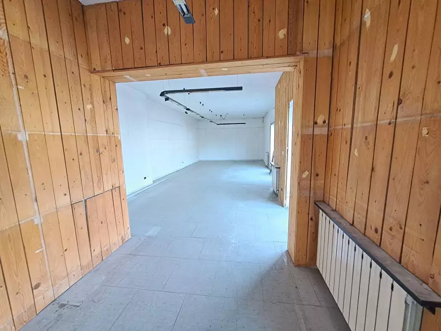 Immagine 10 di Locale commerciale in vendita  a Massa