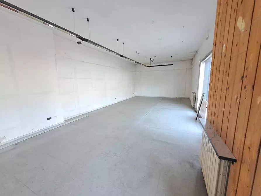 Immagine 11 di Locale commerciale in vendita  a Massa