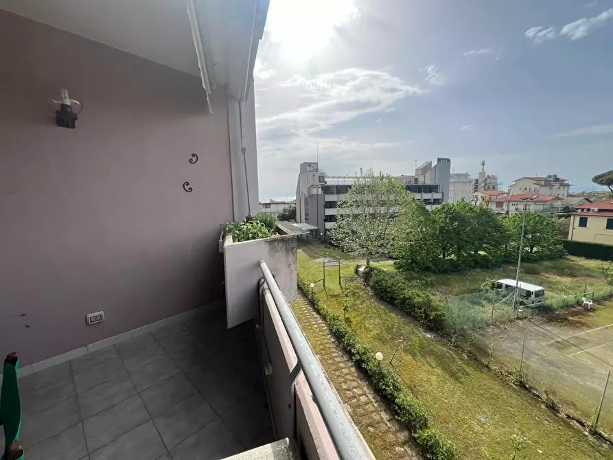 Immagine 5 di Palazzo in vendita  a Camaiore