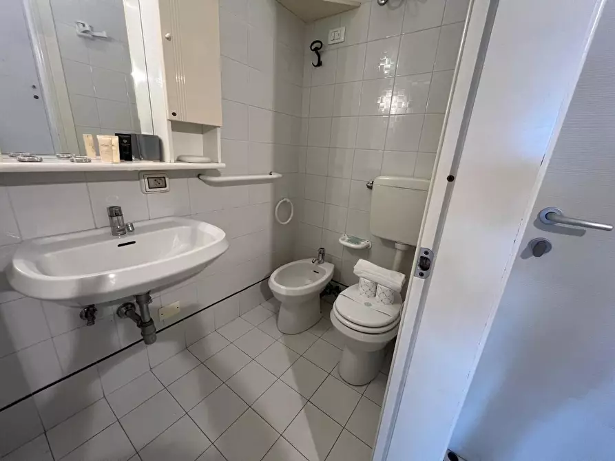 Immagine 13 di Palazzo in vendita  a Camaiore