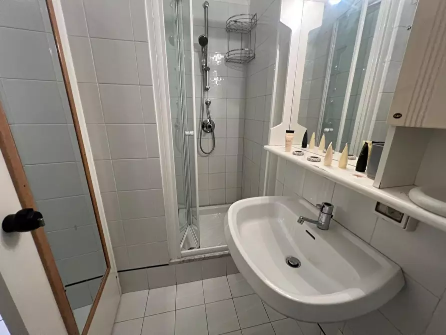 Immagine 12 di Palazzo in vendita  a Camaiore