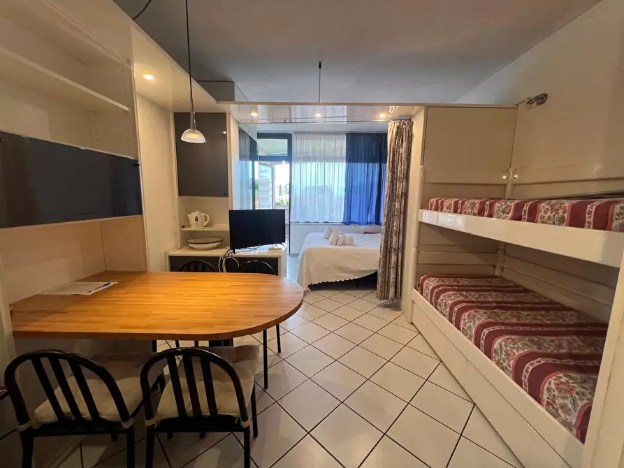 Immagine 9 di Palazzo in vendita  a Camaiore