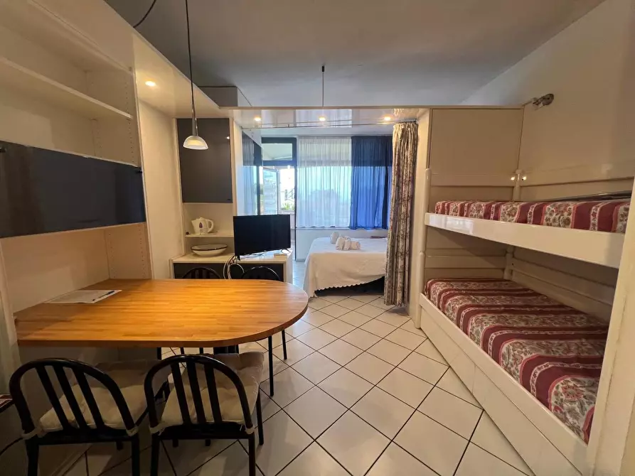 Immagine 10 di Palazzo in vendita  a Camaiore