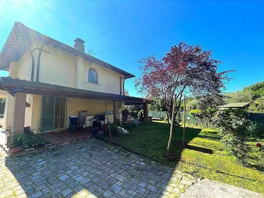 Immagine 6 di Villa in vendita  a Massa