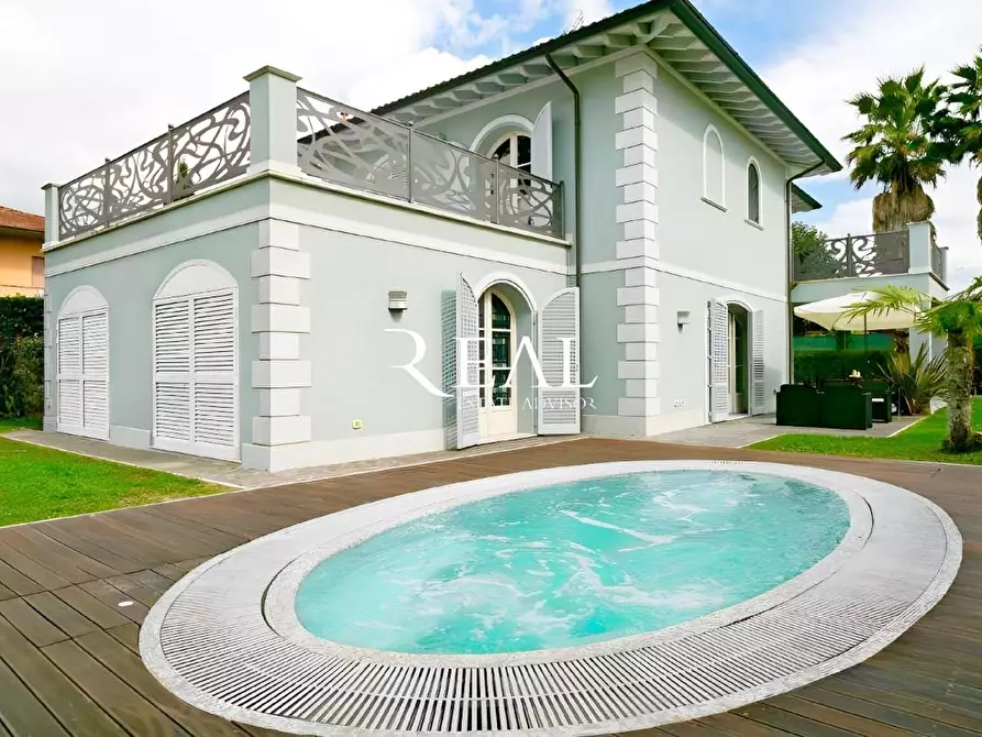 Immagine 1 di Villa in vendita  a Forte Dei Marmi