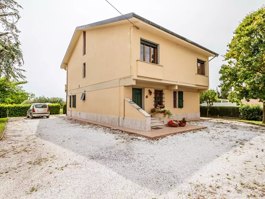 Immagine 1 di Villa in vendita  a Pontedera