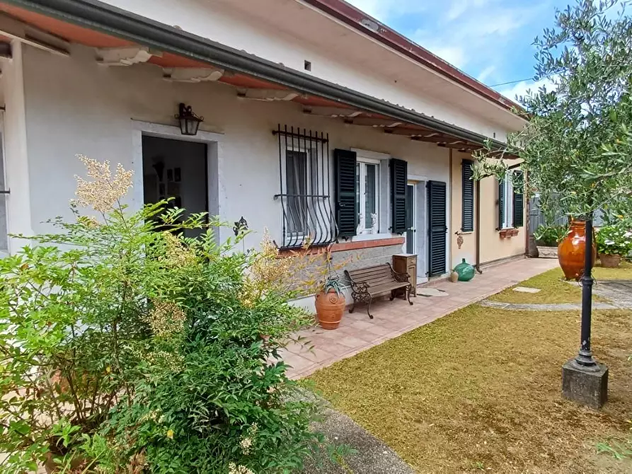 Immagine 15 di Casa semindipendente in vendita  a Massa
