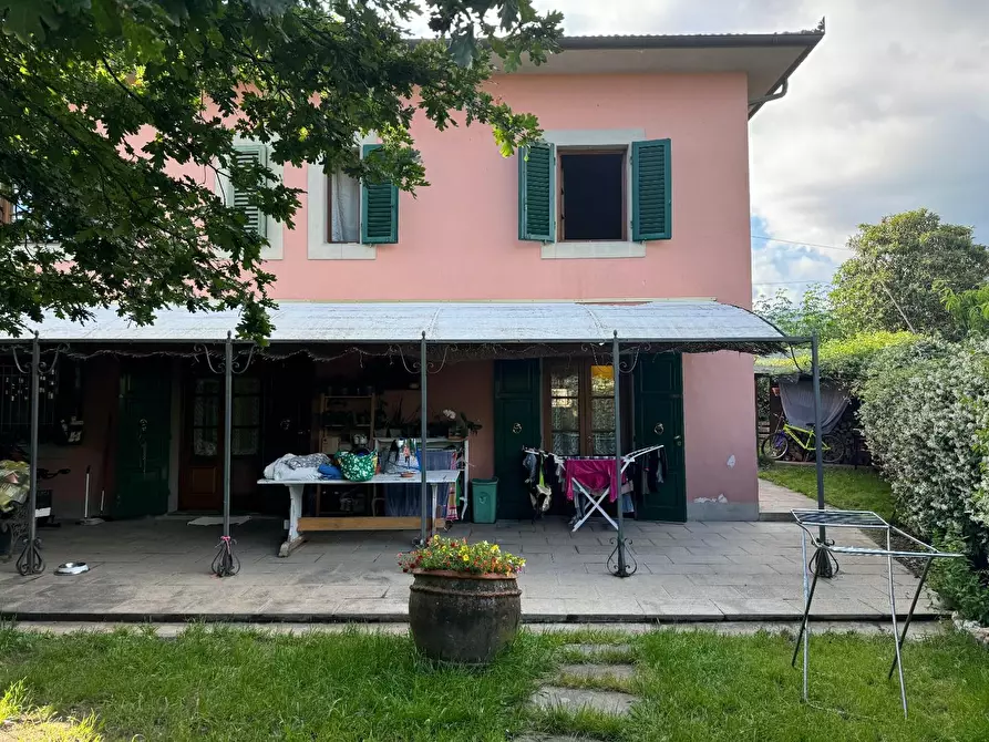 Immagine 1 di Villa in vendita  a Capannori