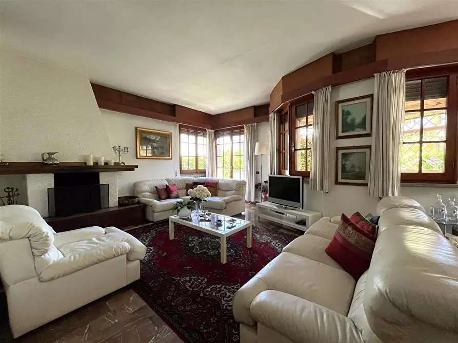 Immagine 5 di Villa in vendita  a Massa