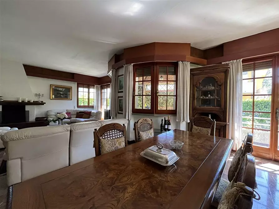 Immagine 7 di Villa in vendita  a Massa