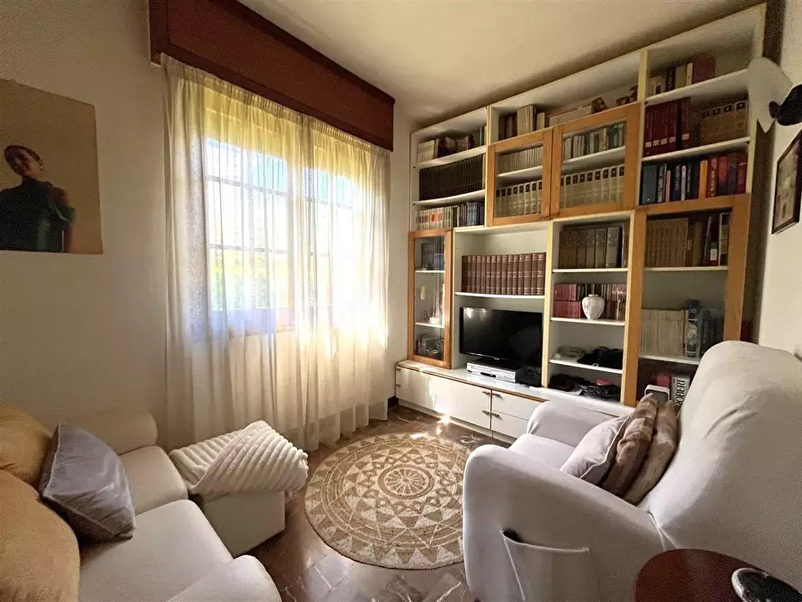 Immagine 12 di Villa in vendita  a Massa