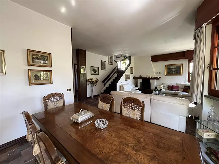 Immagine 8 di Villa in vendita  a Massa