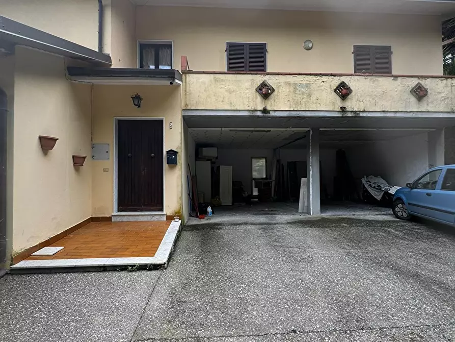 Immagine 1 di Casa semindipendente in vendita  a Carrara