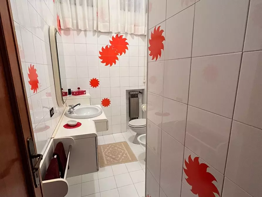 Immagine 53 di Villa in vendita  a Capannori