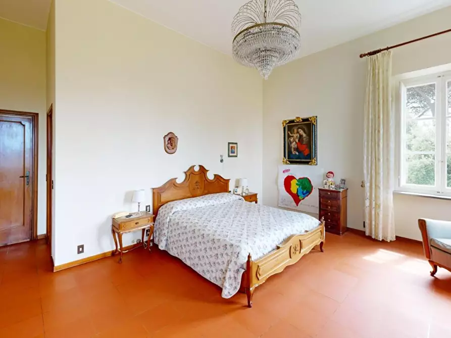 Immagine 40 di Villa in vendita  a Capannori