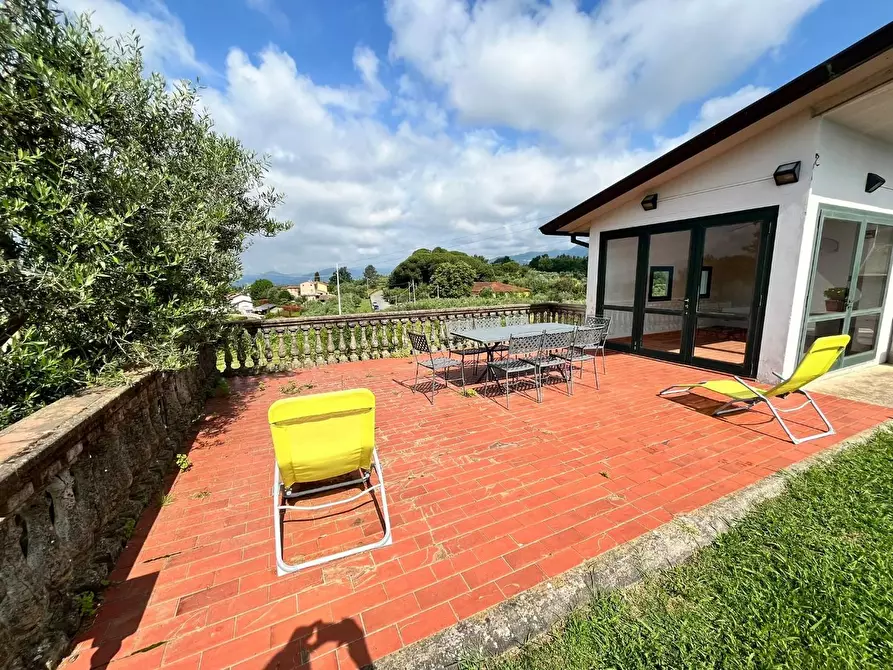 Immagine 11 di Villa in vendita  a Capannori