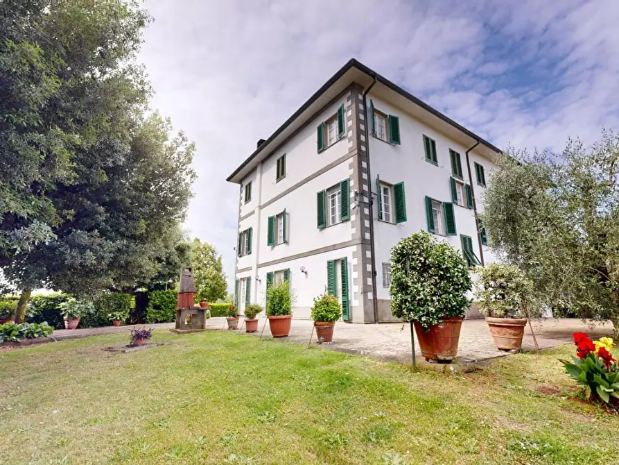 Immagine 2 di Villa in vendita  a Capannori