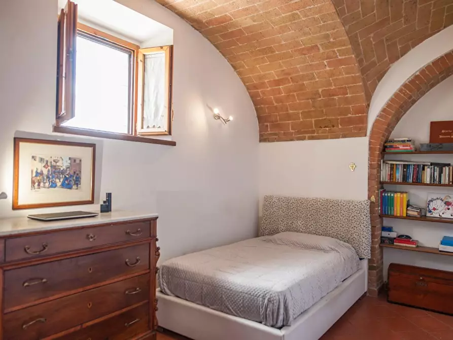 Immagine 37 di Appartamento in vendita  a Siena