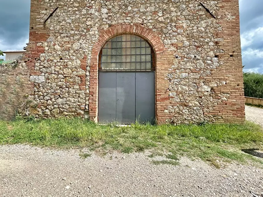 Immagine 42 di Appartamento in vendita  a Siena