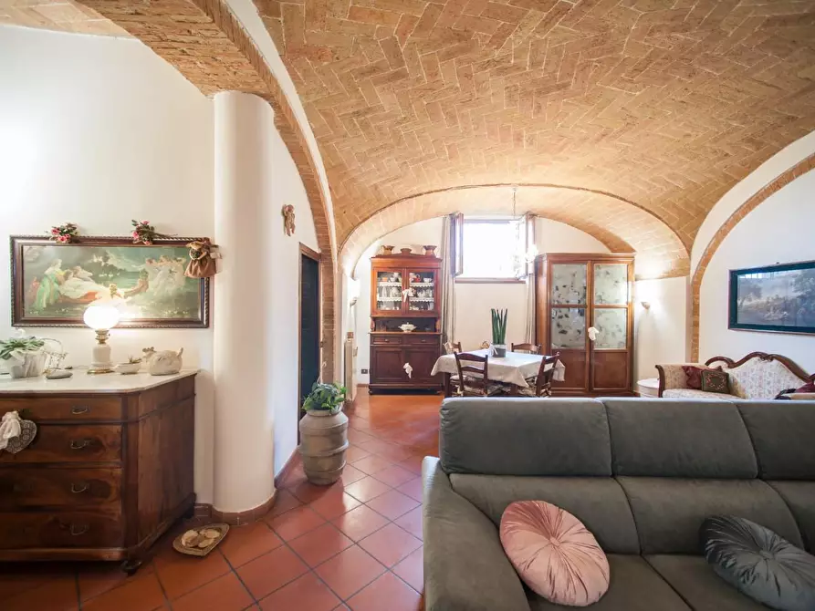 Immagine 2 di Appartamento in vendita  a Siena