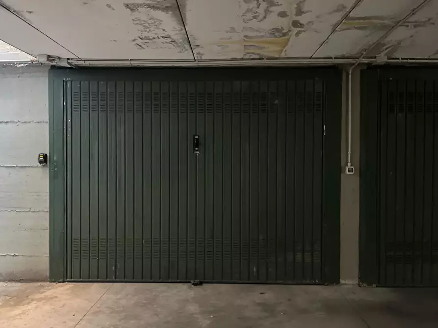 Immagine 1 di Garage in vendita  a Livorno