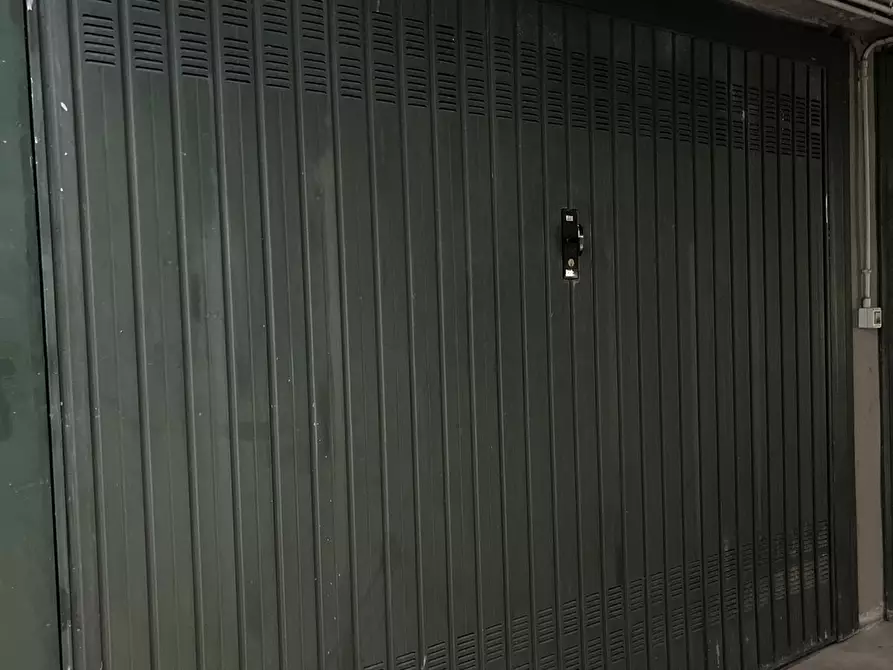 Immagine 2 di Garage in vendita  a Livorno