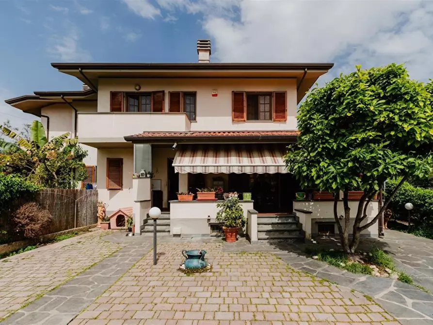 Immagine 1 di Casa trifamiliare in vendita  a Pietrasanta