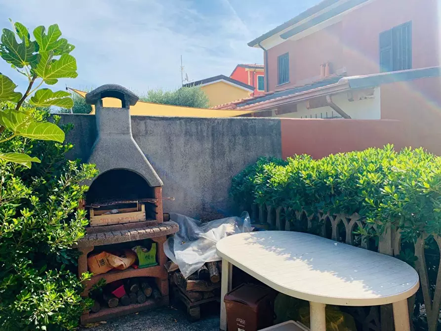 Immagine 10 di Villa in vendita  a Castelnuovo Magra