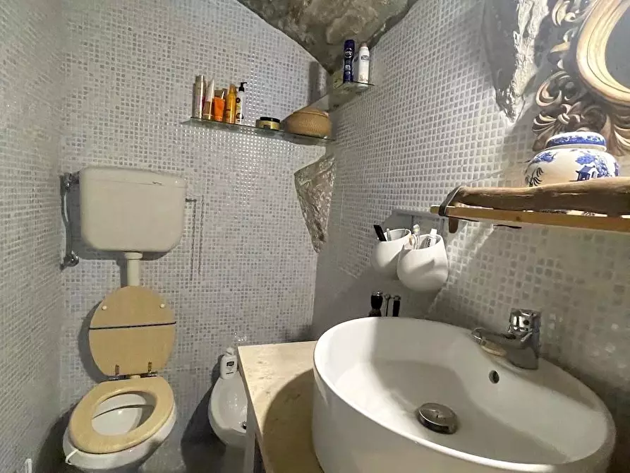 Immagine 35 di Casa indipendente in vendita  a La Spezia