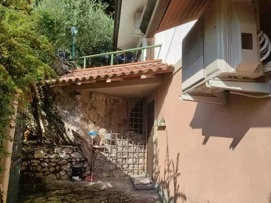 Immagine 18 di Casa indipendente in vendita  a Massa