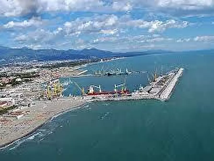 Immagine 15 di Casa indipendente in vendita  a Carrara