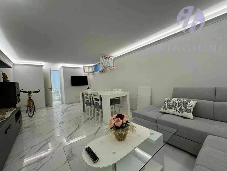 Immagine 21 di Casa bifamiliare in vendita  a Pietrasanta