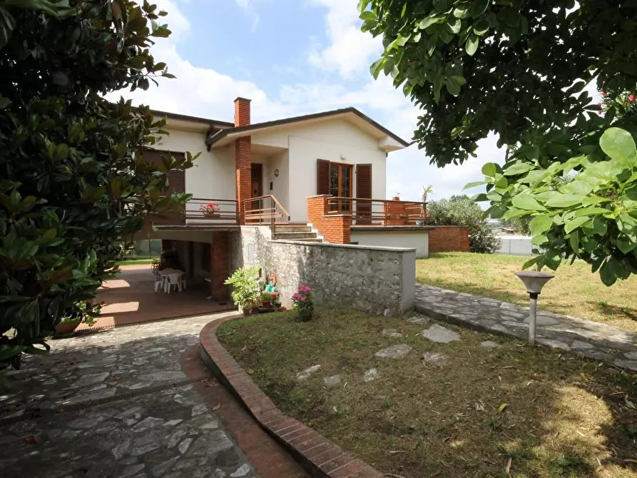 Immagine 6 di Villa in vendita  a Capannori