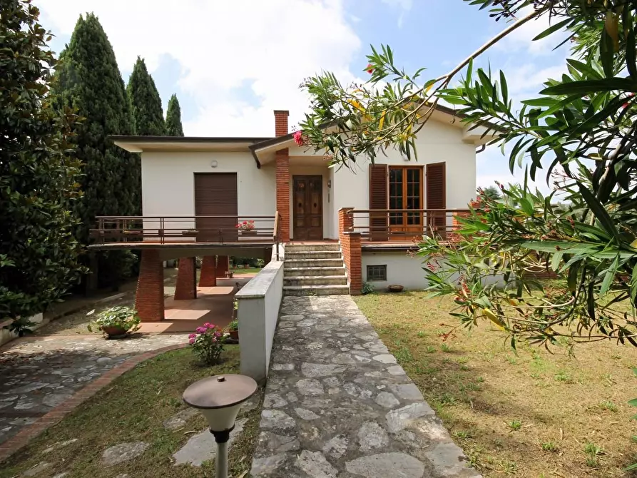 Immagine 5 di Villa in vendita  a Capannori