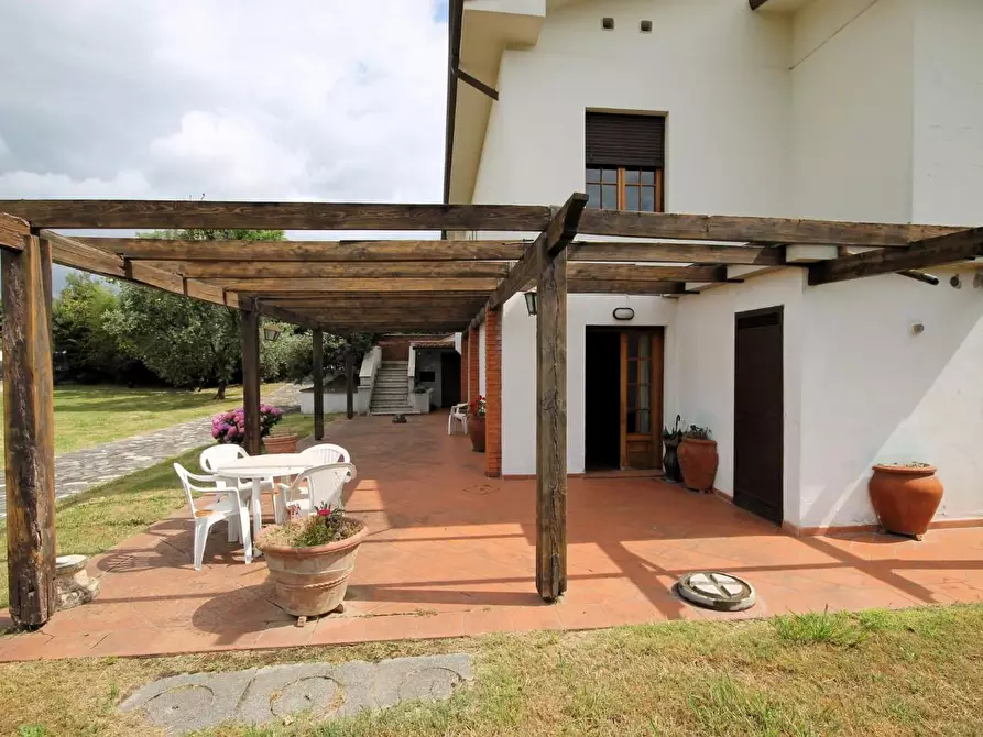 Immagine 4 di Villa in vendita  a Capannori