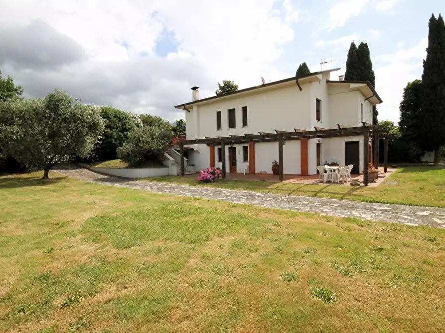 Immagine 2 di Villa in vendita  a Capannori