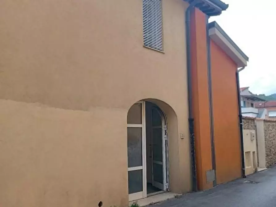 Immagine 1 di Negozio in vendita  a Camaiore