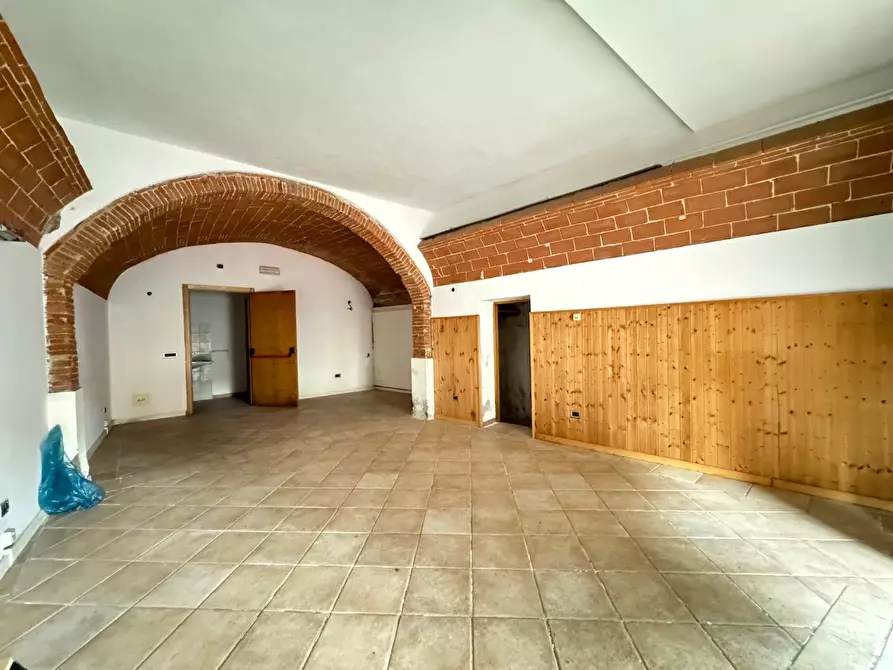 Immagine 2 di Locale commerciale in vendita  a Pisa