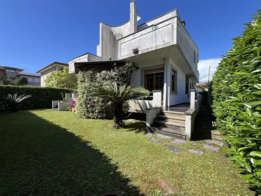 Immagine 5 di Villa in vendita  a Massa
