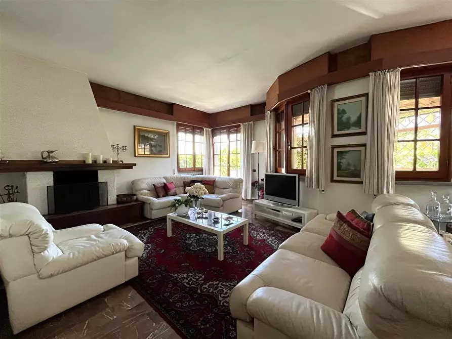 Immagine 13 di Villa in vendita  a Massa