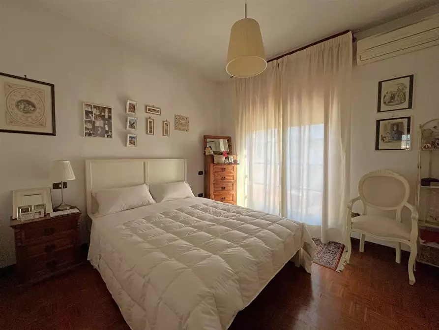 Immagine 12 di Villa in vendita  a Massa