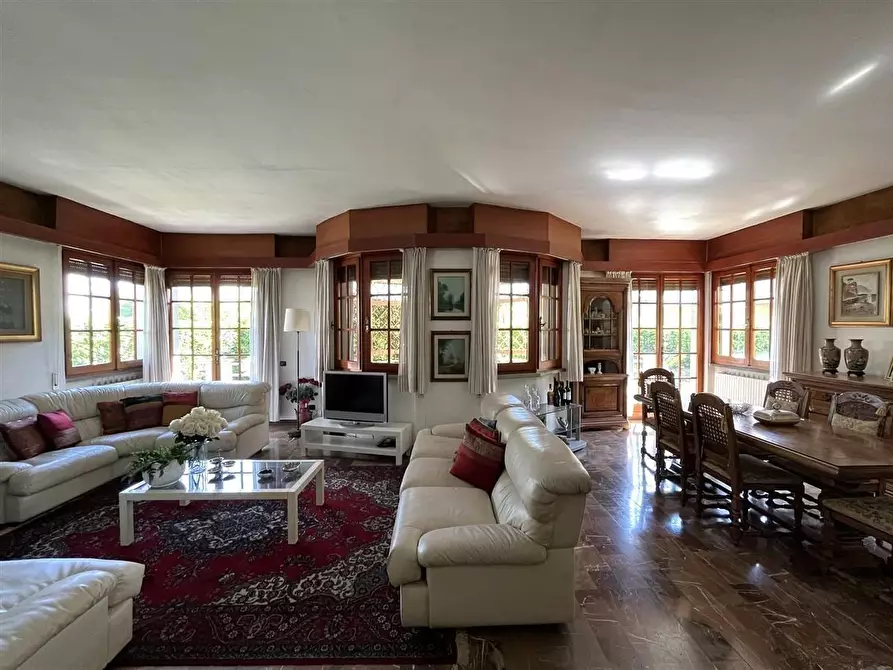 Immagine 11 di Villa in vendita  a Massa