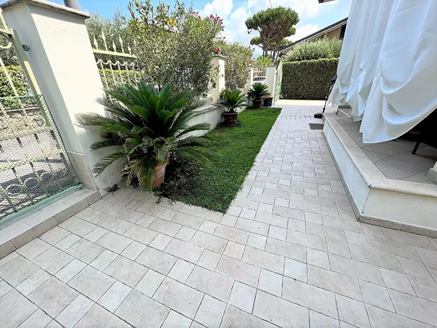 Immagine 2 di Villa in vendita  a Pietrasanta