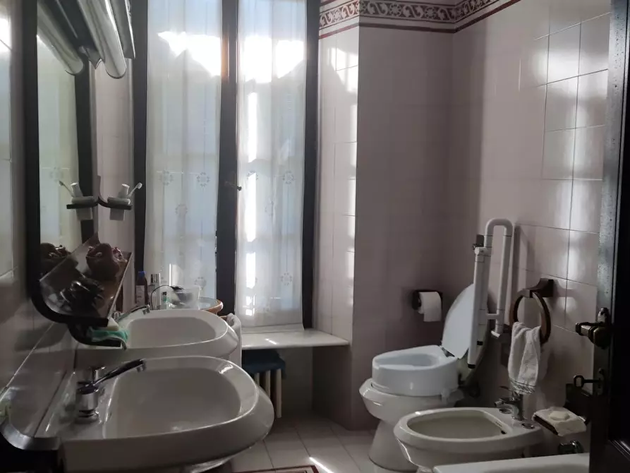 Immagine 45 di Villa in vendita  a Carrara