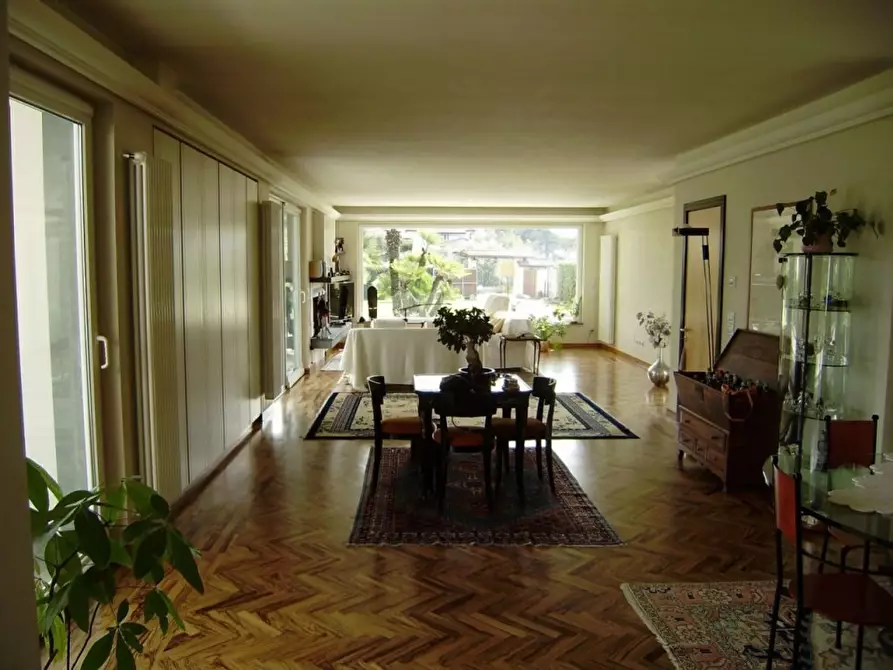 Immagine 2 di Villa in vendita  a Camaiore