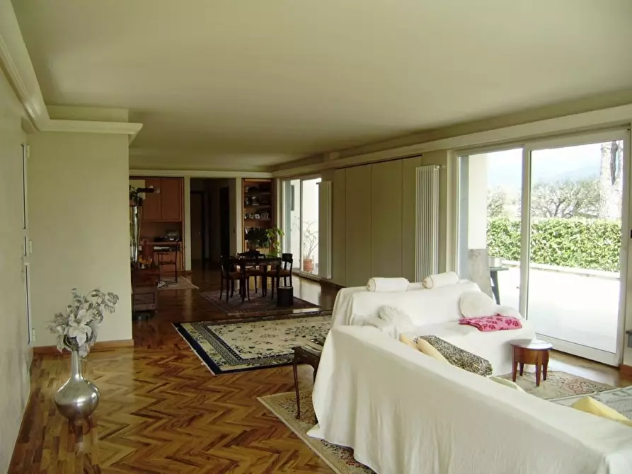 Immagine 5 di Villa in vendita  a Camaiore