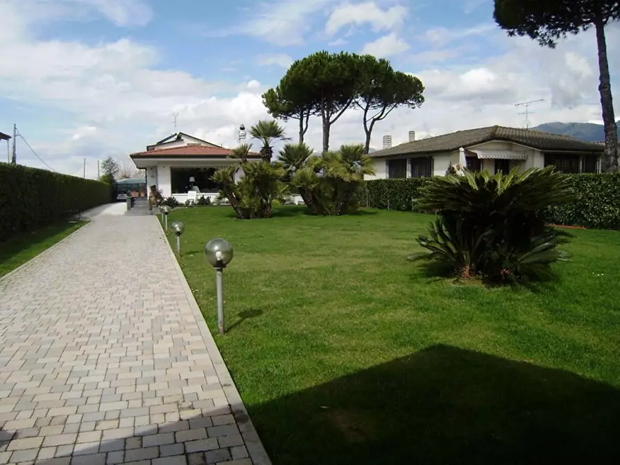 Immagine 10 di Villa in vendita  a Camaiore