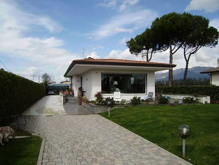 Immagine 7 di Villa in vendita  a Camaiore